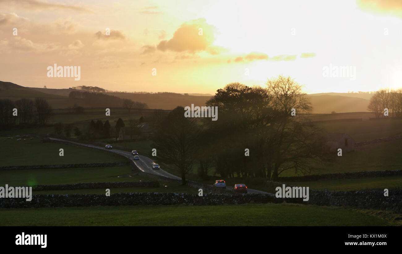 UK Wetter: spektakulären Sonnenuntergang entlang der A515 Straße zwischen Buxton & Ashbourne im Peak District National Park, Derbyshire Stockfoto