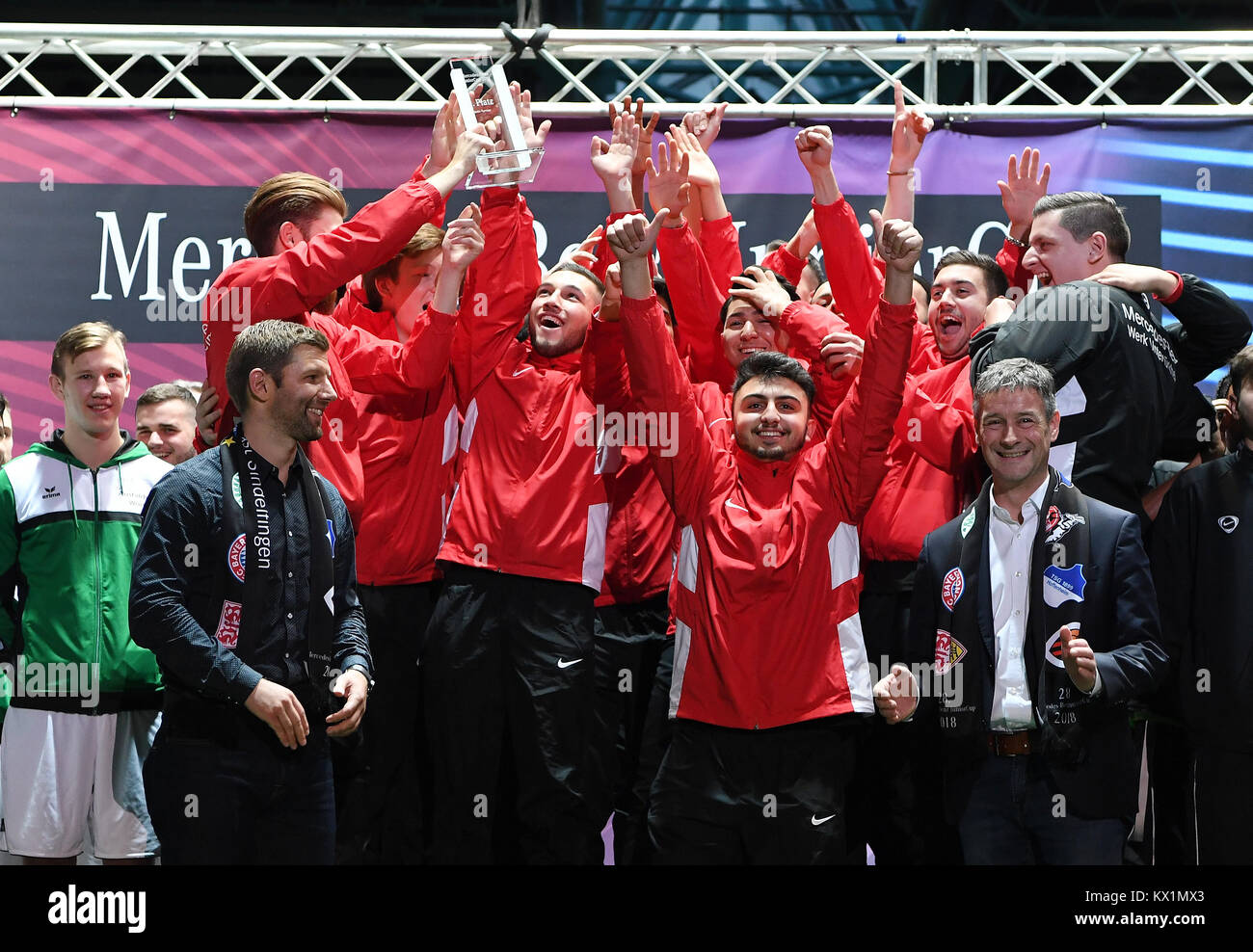 Azubi Turnier Sieger Werk Untertuerkheim Links Thomas Hitzlsperger Rechts Michael Bauer Werkleiter Sindelfingen Ges Fussball Mercedes Benz Juniorcup 2018 Sindelfingen 06 01 2018 Fussball Mercedes Benz Hallenturnier Juniorcup 2018 Sindelfingen