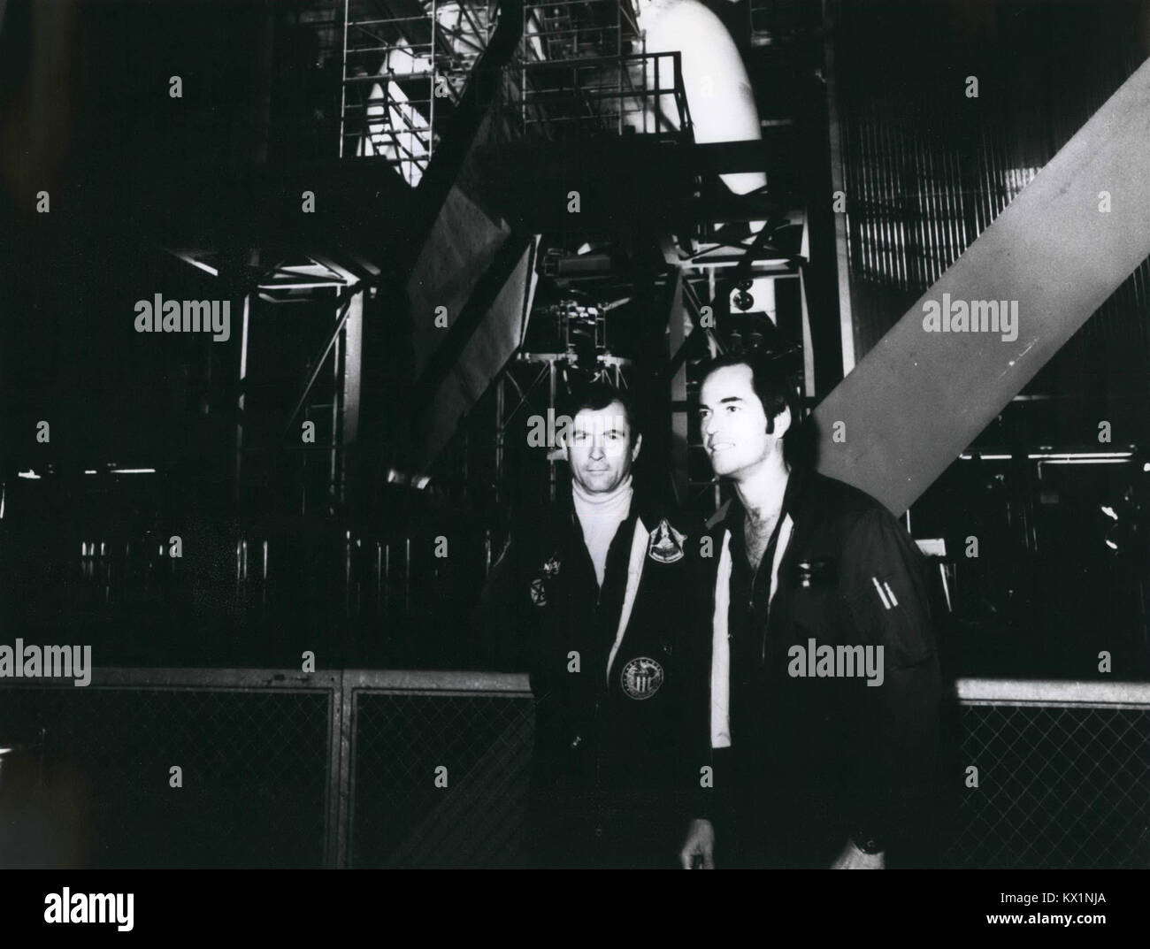 Datei. 6. Januar, 2017. JOHN WATTS YOUNG war ein US-amerikanischer Astronaut, Marineoffizier und Aviator, Testpilot und Luftfahrtingenieur, der das neunte Person wurde auf dem Mond als Kommandant der Apollo 16-Mission im Jahr 1972 zu gehen. Geboren: 24. September 1930 Gestorben: 5. Januar 2018. Im Bild: Dez. 12, 1983 - Astronauten John Young und Robert Crippen, die Prime crew für Jungfernflug der Space Shuttle, Pause vor dem Space Shuttle Fahrzeug in das Vehicle Assembly Building beim Test der Schnittstelle Aktivität im Kennedy Space Center. Hinter der Crew an Bord der Columbia und nehmen Sie die Stockfoto