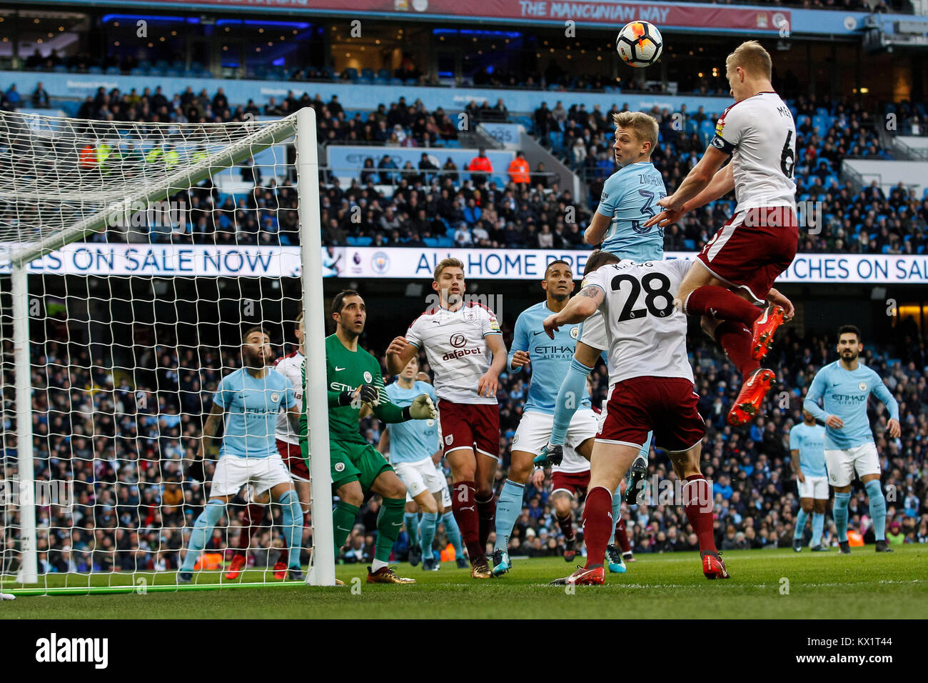 Manchester, Großbritannien. 06 Jan, 2018. Ben Mee von Burnley leitet den Ball auf das Tor während der Dritten Runde des FA Cup Match zwischen Manchester City und Burnley an der Etihad Stadium am 6. Januar 2018 in Manchester, England. (Foto von Daniel Chesterton/phcimages.com) Credit: PHC Images/Alamy leben Nachrichten Stockfoto