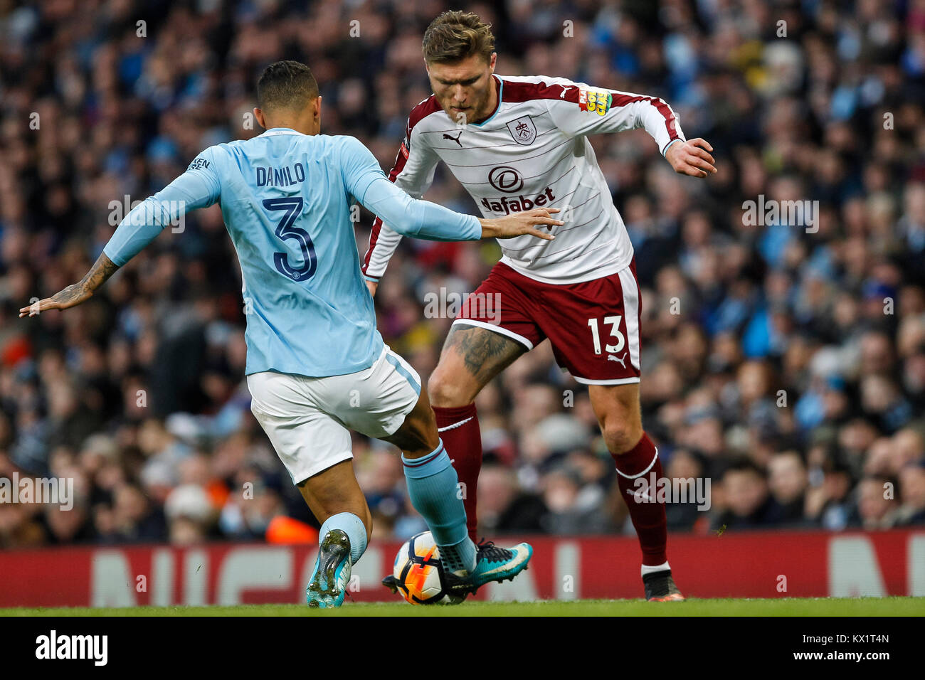 Manchester, Großbritannien. 06 Jan, 2018. Jeff Hendrick von Burnley und Danilo von Manchester City während der Dritten Runde des FA Cup Match zwischen Manchester City und Burnley an der Etihad Stadium am 6. Januar 2018 in Manchester, England. (Foto von Daniel Chesterton/phcimages.com) Credit: PHC Images/Alamy leben Nachrichten Stockfoto