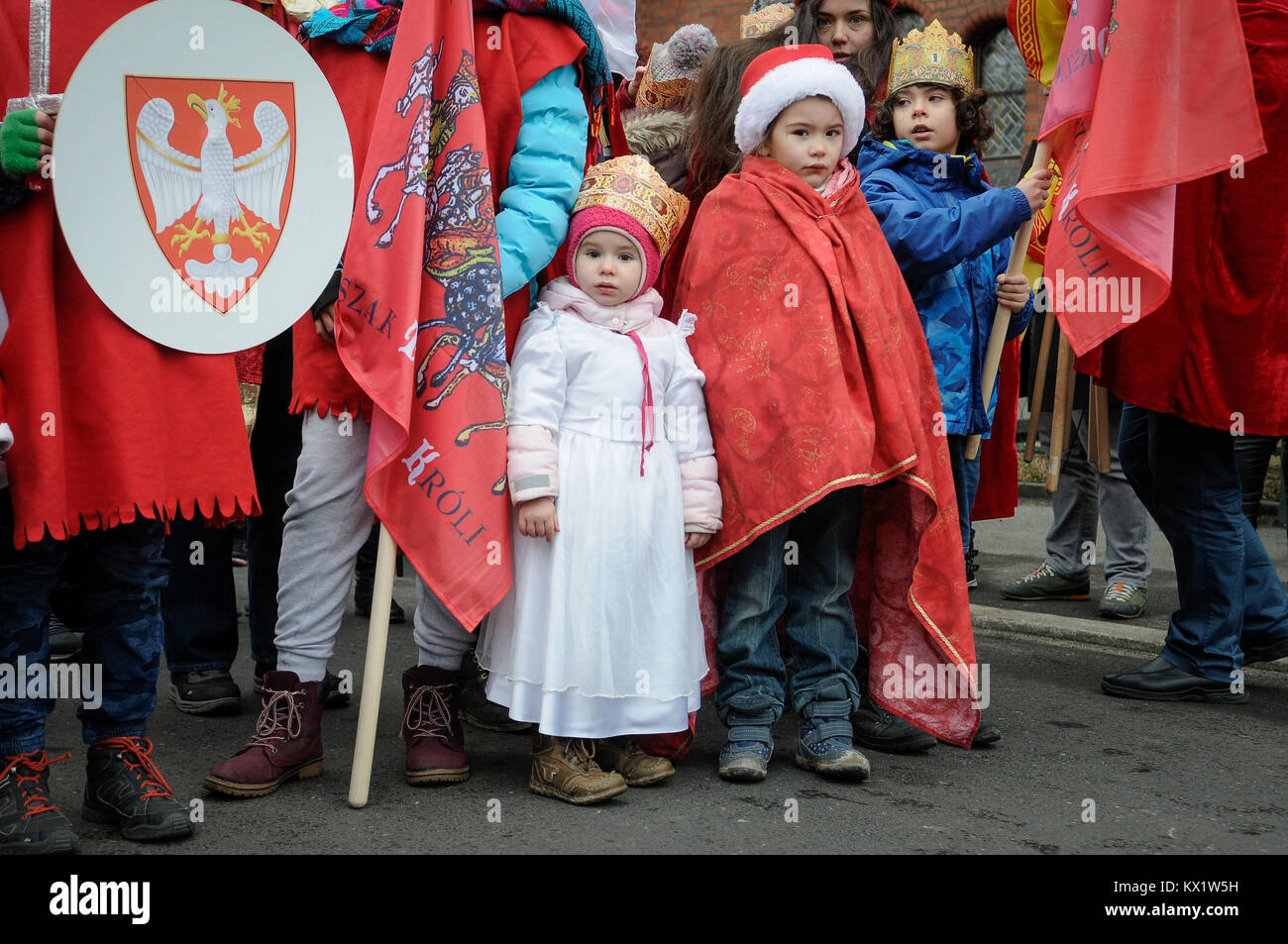 Bydgoszcz, Polen. 6. Januar, 2018. Kinder verkleidet als Ritter der Drei Könige Day Parade in Bydgoszcz, Polen, Jan. 6, 2018 teilnehmen. Credit: Jaap Arriens/Xinhua/Alamy leben Nachrichten Stockfoto