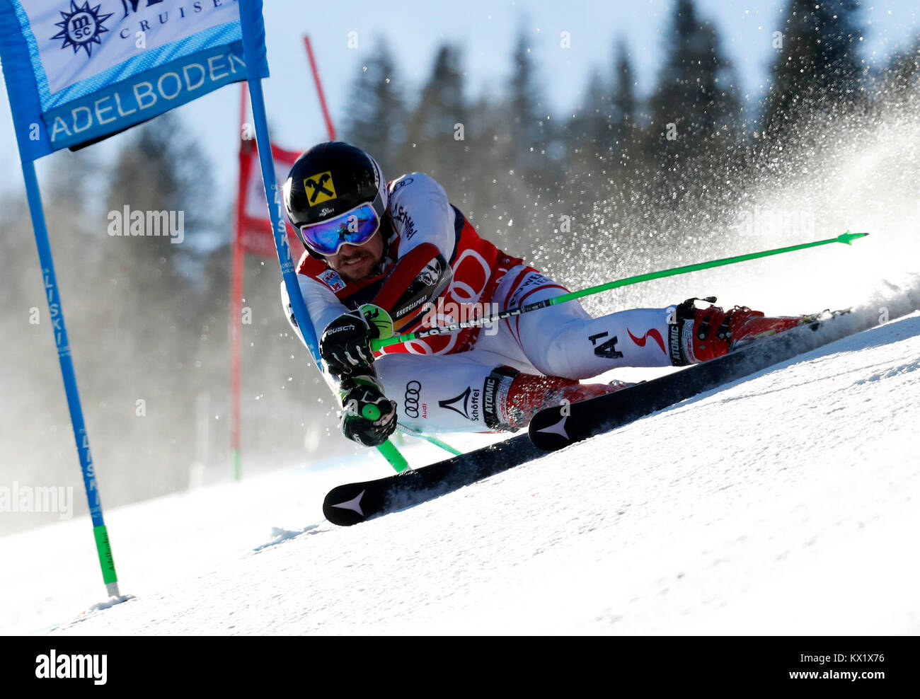 Adelboden, Schweiz. 6. Januar, 2018. Marcel Hirscher von Österreich löscht ein Tor in den ersten Durchlauf der Riesenslalom der Männer rennen auf dem FIS Ski Alpin Weltcup in Adelboden, Schweiz, Jan. 6, 2018. Marcel Hirscher behauptete den Titel mit 2:28.63. Credit: Ruben Sprich/Xinhua/Alamy leben Nachrichten Stockfoto