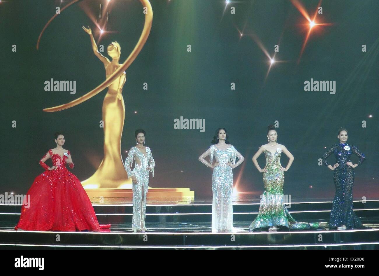 Hanoi. 6. Januar, 2018. Die Teilnehmer nehmen an der Schönheit Pageant von Final in Vietnams zentralen Khanh Hoa Provinz, Jan. 6, 2018. H' Henne Nie, ein 25-jähriger Modell aus der ethnischen Minderheit der Ede in der Zentralvietnamesischen Provinz Dak Lak, gewann den Hauptpreis in der Miss Universe, Vietnam 2017 Samstag Nacht. Credit: VNA/Xinhua/Alamy leben Nachrichten Stockfoto