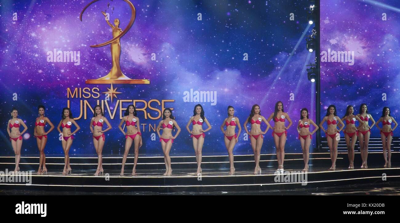 Hanoi. 6. Januar, 2018. Die Teilnehmer nehmen an der Schönheit Pageant von Final in Vietnams zentralen Khanh Hoa Provinz, Jan. 6, 2018. H' Henne Nie, ein 25-jähriger Modell aus der ethnischen Minderheit der Ede in der Zentralvietnamesischen Provinz Dak Lak, gewann den Hauptpreis in der Miss Universe, Vietnam 2017 Samstag Nacht. Credit: VNA/Xinhua/Alamy leben Nachrichten Stockfoto