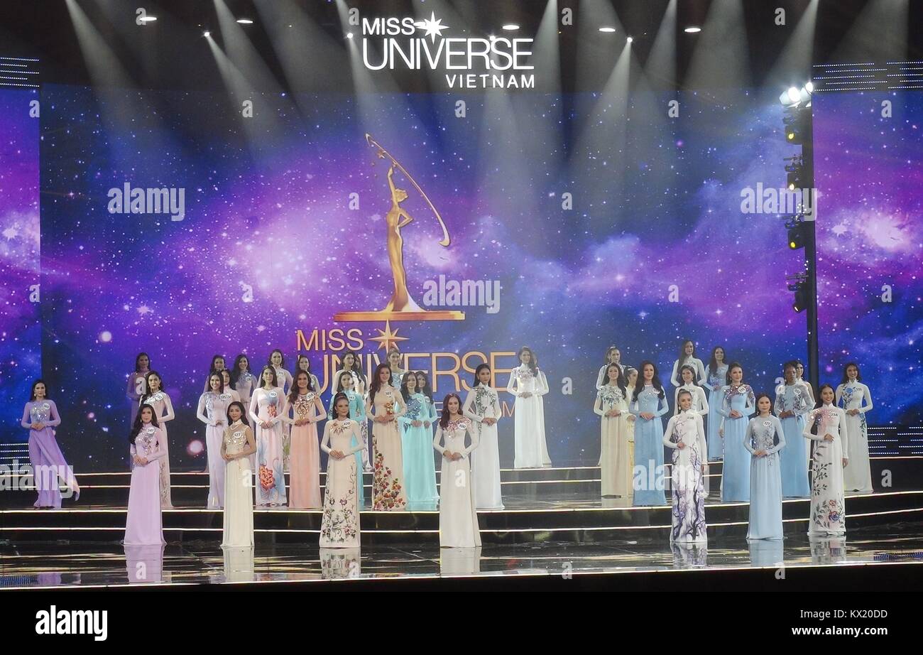 Hanoi. 6. Januar, 2018. Die Teilnehmer nehmen an der Schönheit Pageant von Final in Vietnams zentralen Khanh Hoa Provinz, Jan. 6, 2018. H' Henne Nie, ein 25-jähriger Modell aus der ethnischen Minderheit der Ede in der Zentralvietnamesischen Provinz Dak Lak, gewann den Hauptpreis in der Miss Universe, Vietnam 2017 Samstag Nacht. Credit: VNA/Xinhua/Alamy leben Nachrichten Stockfoto