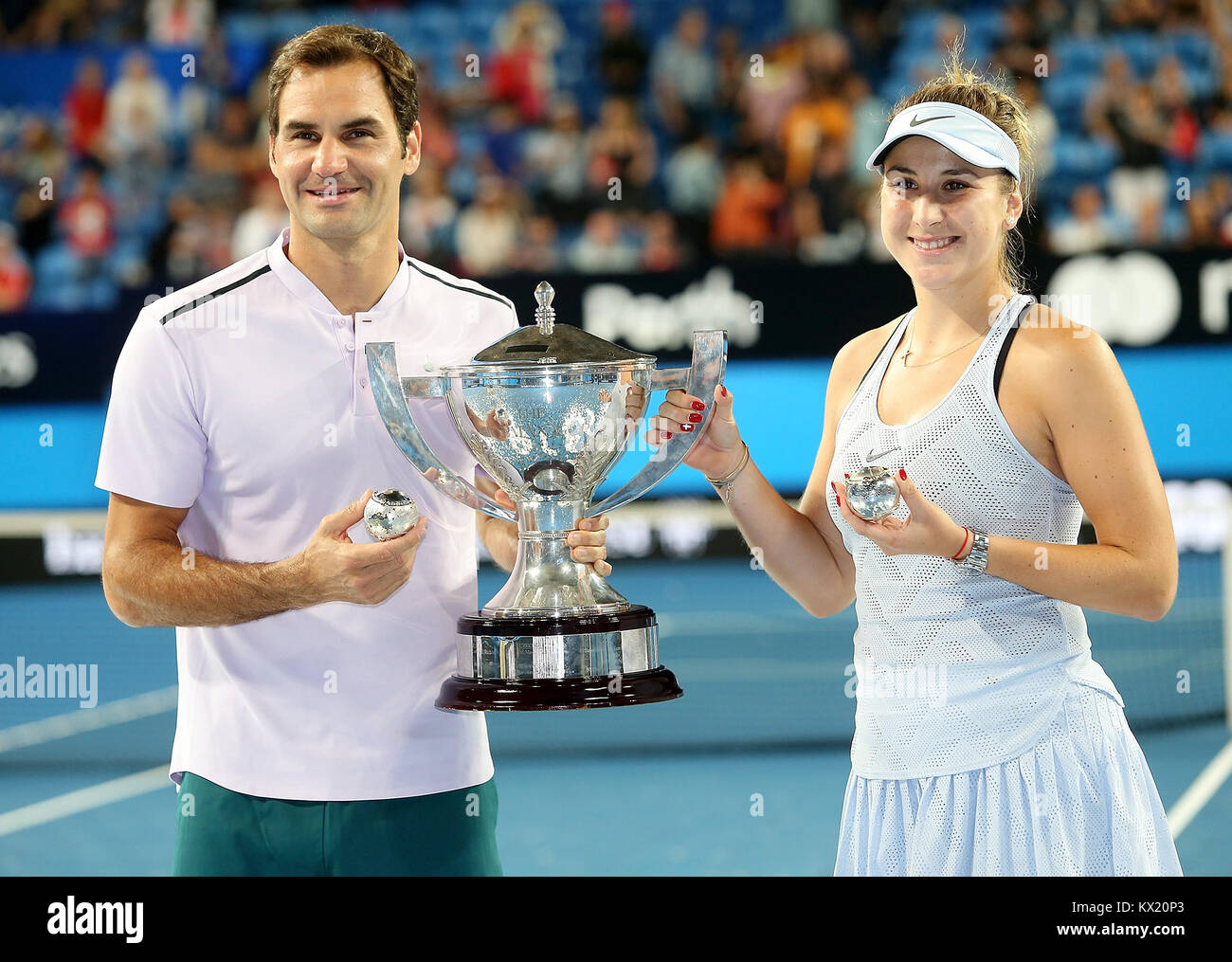 Perth, Australien. 6. Januar, 2018. Roger Federer (L) und Belinda Bencic  der Schweiz darstellen, mit der Trophäe, nachdem er das Finale gegen  Alexander Zrevev und Angelique Kerber Deutschlands bei Hopman Cup gemischte