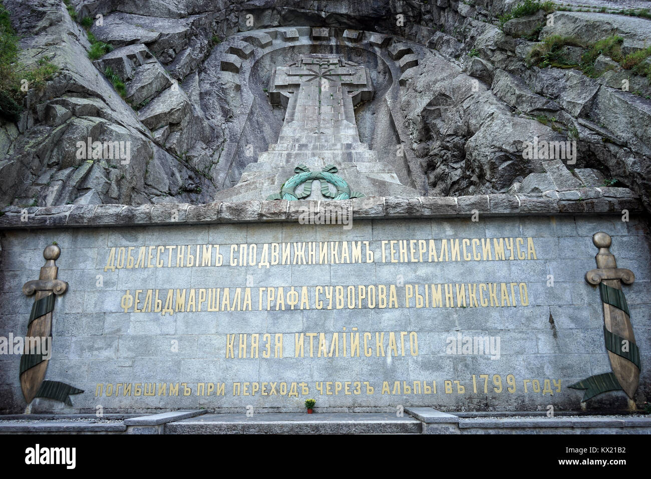 ANDERMATT, SCHWEIZ - ca. August 2015 großes Monument in der Nähe von Bridge Devil Stockfoto