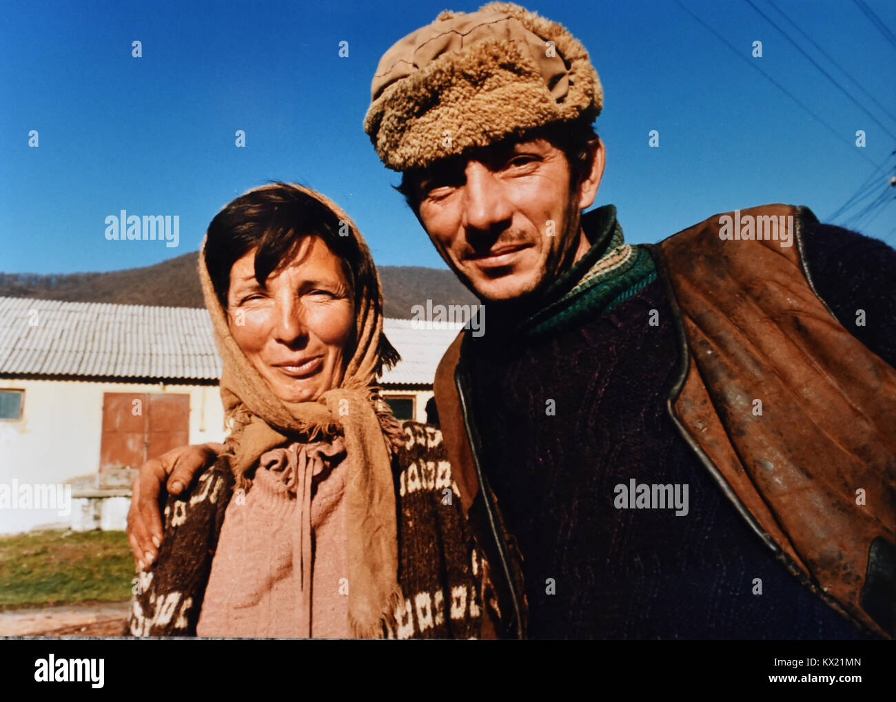 Rumänien 1994 - Farm hand Valentin und seine Frau in ihren abgelegenen Bauernhof in Siebenbürgen Foto aufgenommen von Simon Dack Stockfoto