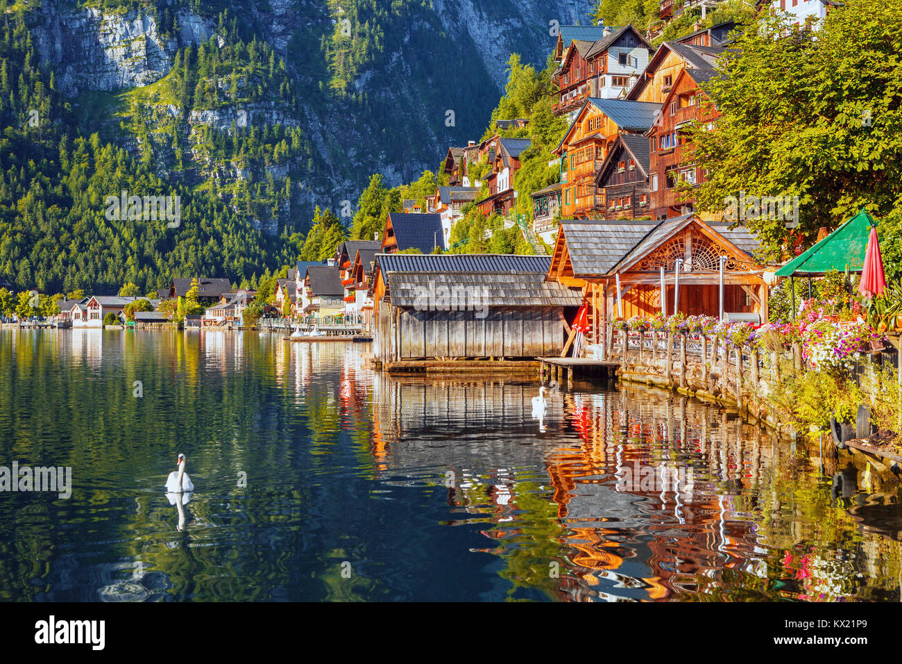 Malerische Postkarte Blick auf berühmte Hallstatt Mountain Village in den österreichischen Alpen im schönen Licht im Sommer, Salzkammergut, Hallstatt, Stockfoto