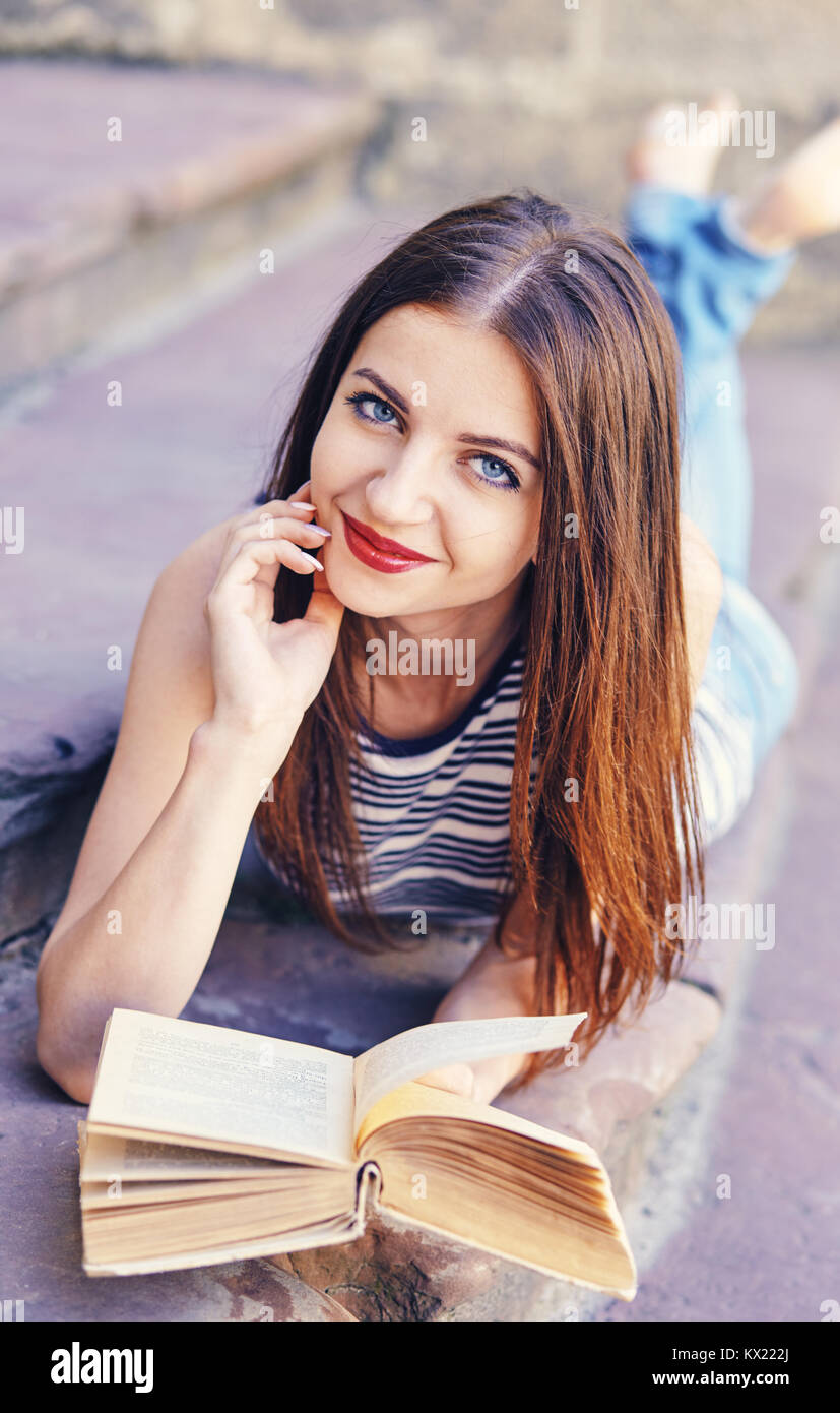 Mädchen studieren und lesen ein Buch. Entspannen, ausruhen, Bildung Konzept, Erholung. Stockfoto