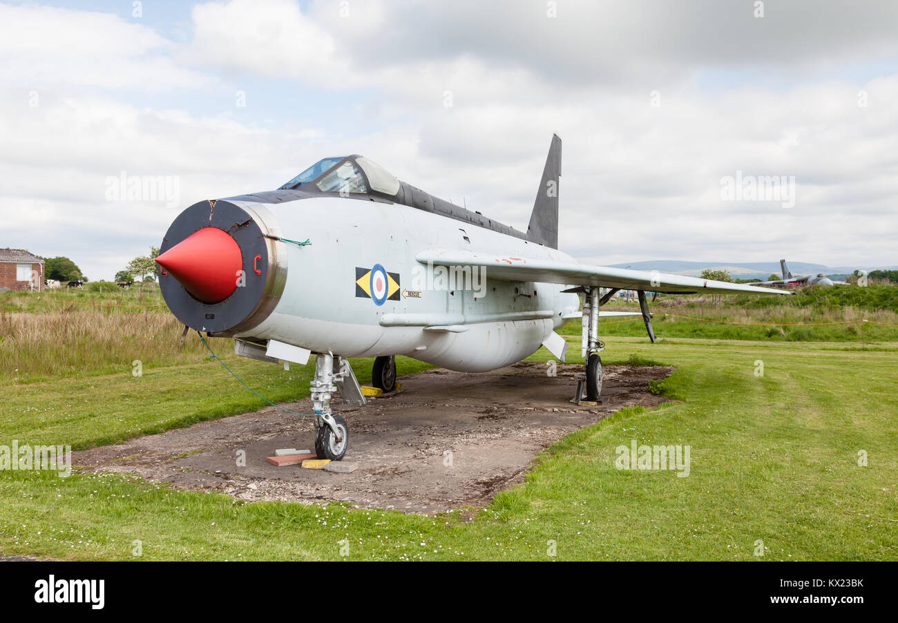 English Electric Lightning F53 ZF 583 bei Solway Aviation Museum in Cumbria, England gesehen wird. Der Blitz war ein Kalter Krieg Kampfflugzeuge. Stockfoto