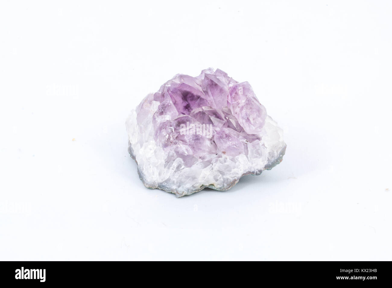 Lila Amethyst Stein isoliert auf weißem (wie Amethyst Kristalle) Stockfoto