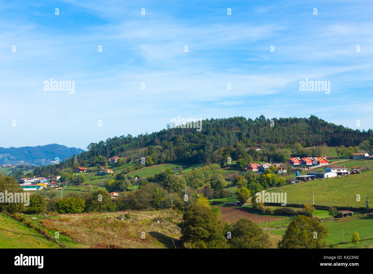 Pastorale Landschaft von Escamplero Dorf. Asturien, Spanien Stockfoto