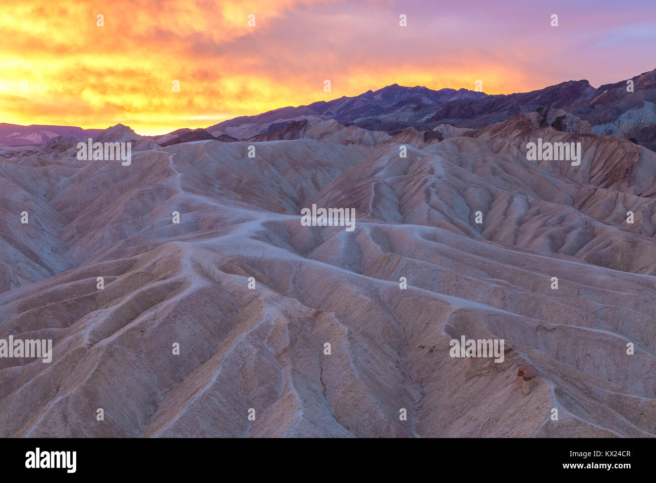 Sonnenaufgang über dem einzigartige Felsformationen in der Nähe der Zabriskie Point im Death Valley National Park, California, United States. Stockfoto