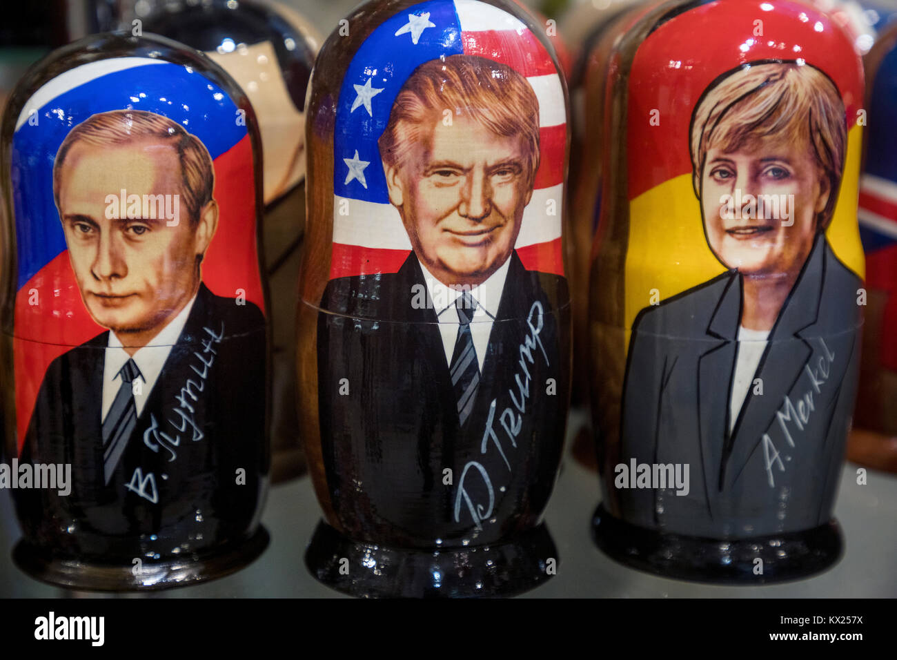 Russischen, amerikanischen, deutschen Führer auf traditionellen Puppen dargestellt - Matrjoschka in Souvenir Kiosk in Moskau, Russland Stockfoto