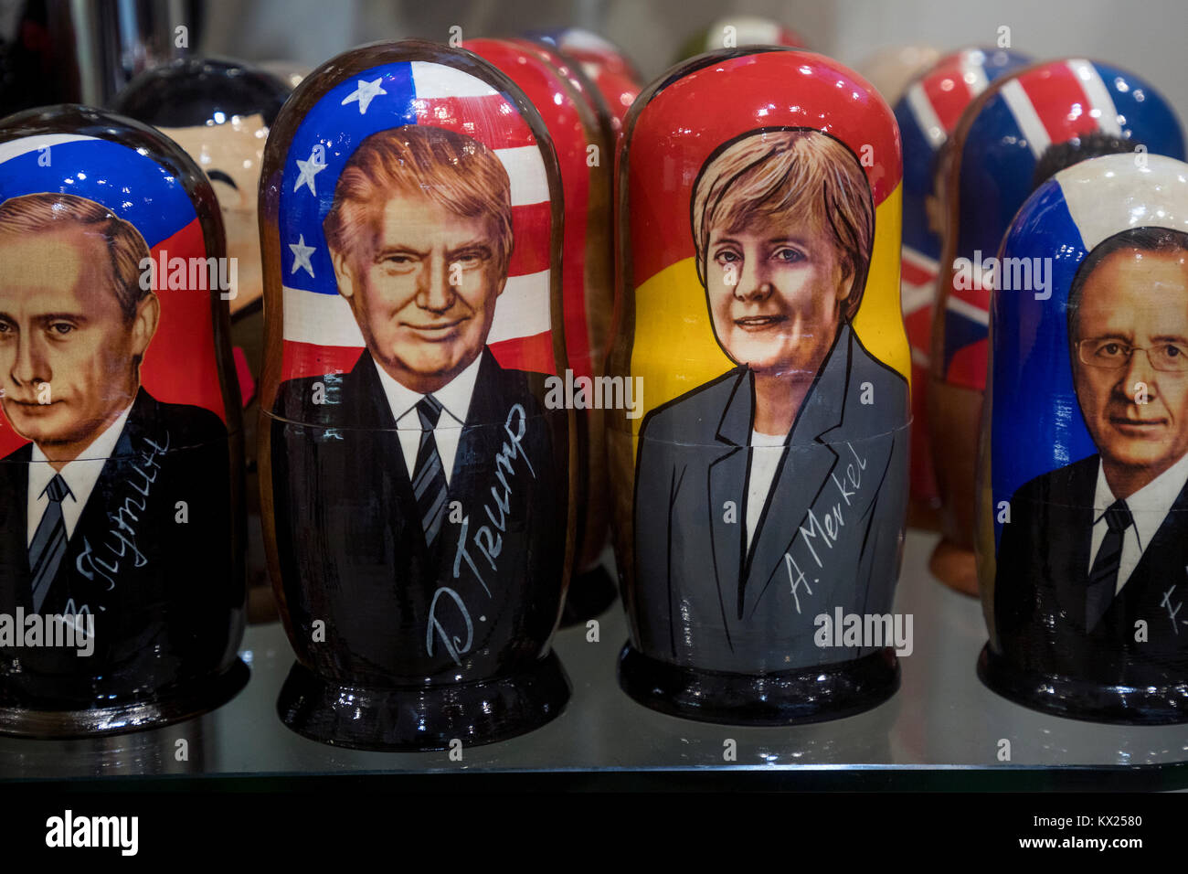 Russischen, amerikanischen, deutschen und Frankreich führend auf traditionellen Puppen dargestellt - Matrjoschka in Souvenir Kiosk in Moskau, Russland Stockfoto