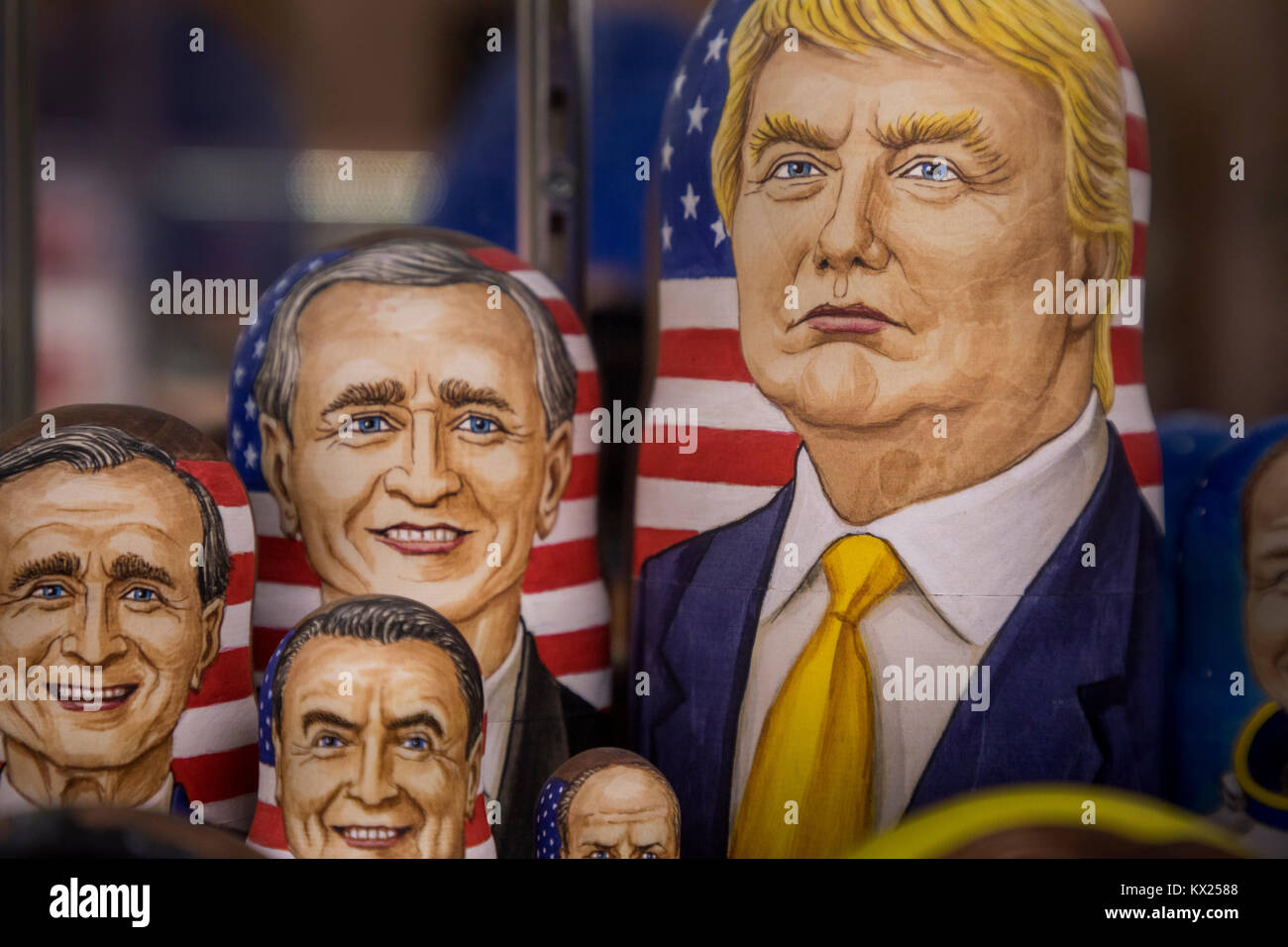 Russische traditionelles Spielzeug - matrjoschka mit einem Porträt von Donald Trump und Porträts anderen US-Präsidenten in Souvenir Kiosk in Moskau, Russland Stockfoto