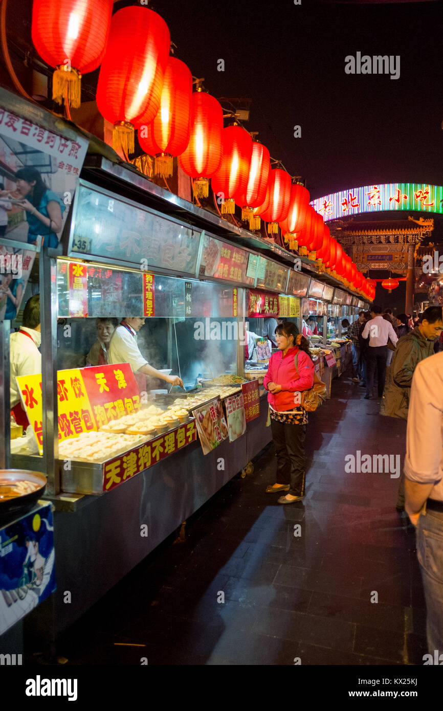 Peking, China: 12. Oktober 2012. Peking reisen. Dong Hua Men Night Market Stockfoto