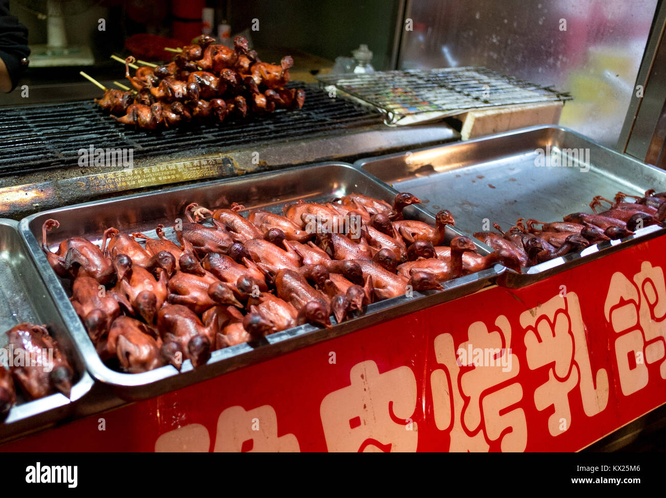 Peking, China: 12. Oktober 2012. Peking reisen. Dong Hua Men Night Market Stockfoto