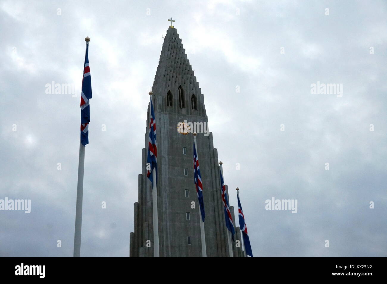 Isländischer Flagge ausserhalb der Hallgrímskirkja Kirche in Reykjavík, Island Stockfoto