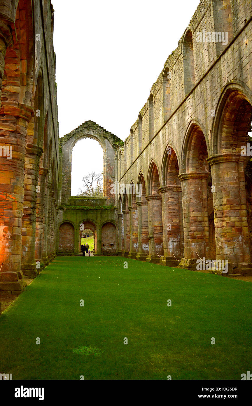 Fountains Abbey, Ripon, North Yorkshire, England, Großbritannien - 27 Dezember, 2016: Die historischen Brunnen aus dem 13. Jahrhundert Abby in der Abteikirche loo Stockfoto