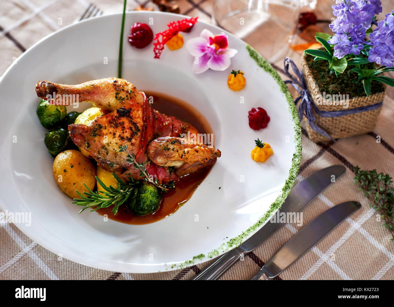 Wachtel sous vide, karamellisierten im cremigen Honig Stil mit Kartoffeln und Rosenkohl. Das Essen im Restaurant Stockfoto