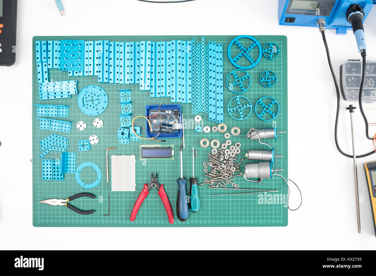 Manuelle Montage von elektronischen mechanisches Gerät aus einem Set von ersatzteilsatz Konstruktor Stockfoto