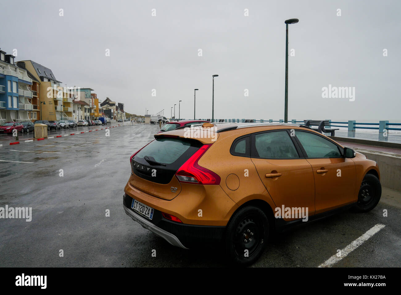 Parkplatz unter schweren Winter regen, Normandie, Frankreich Stockfoto