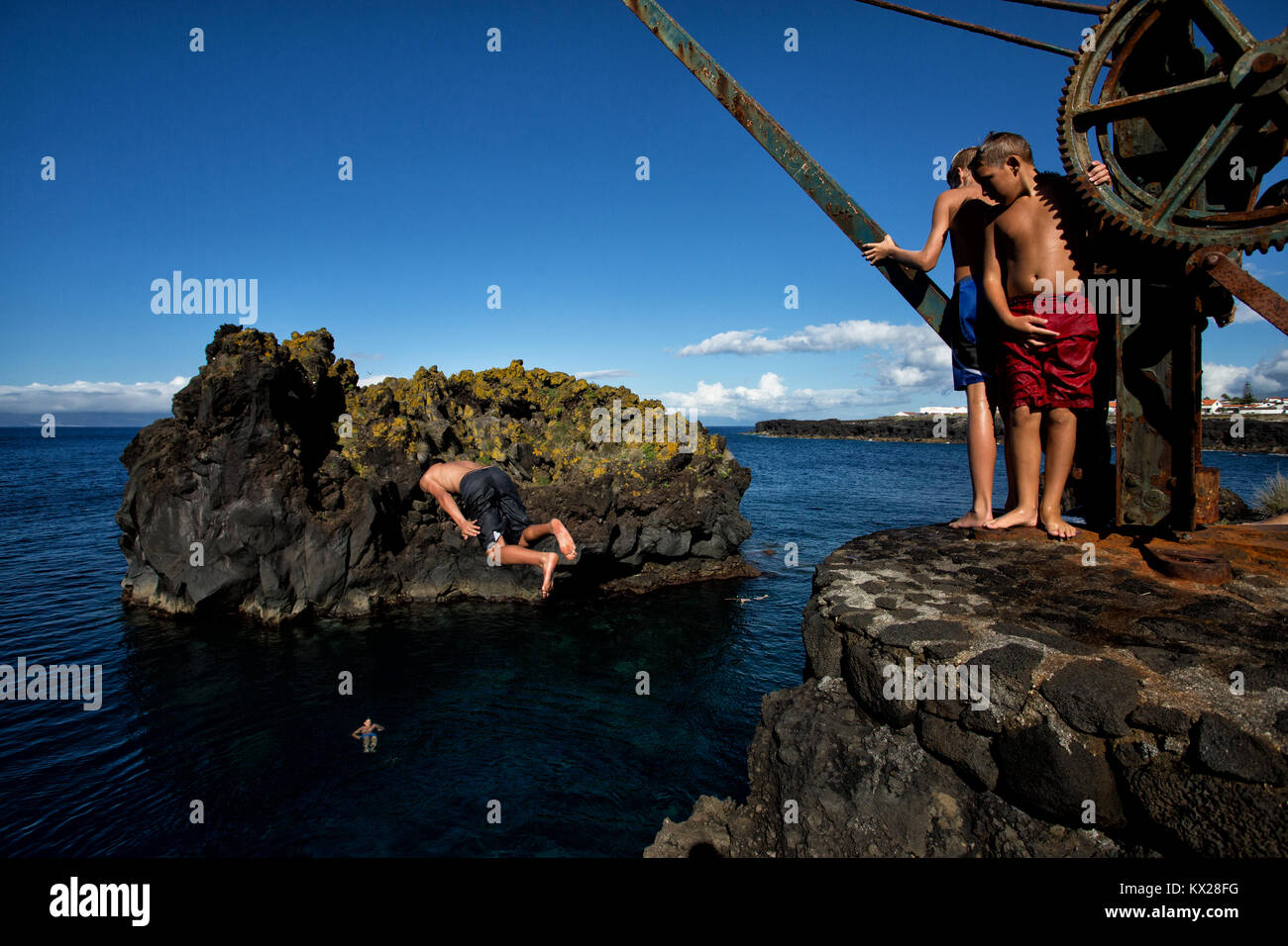Kinder tauchen in der Nähe von Santo António, Pico Island, Portugal Stockfoto