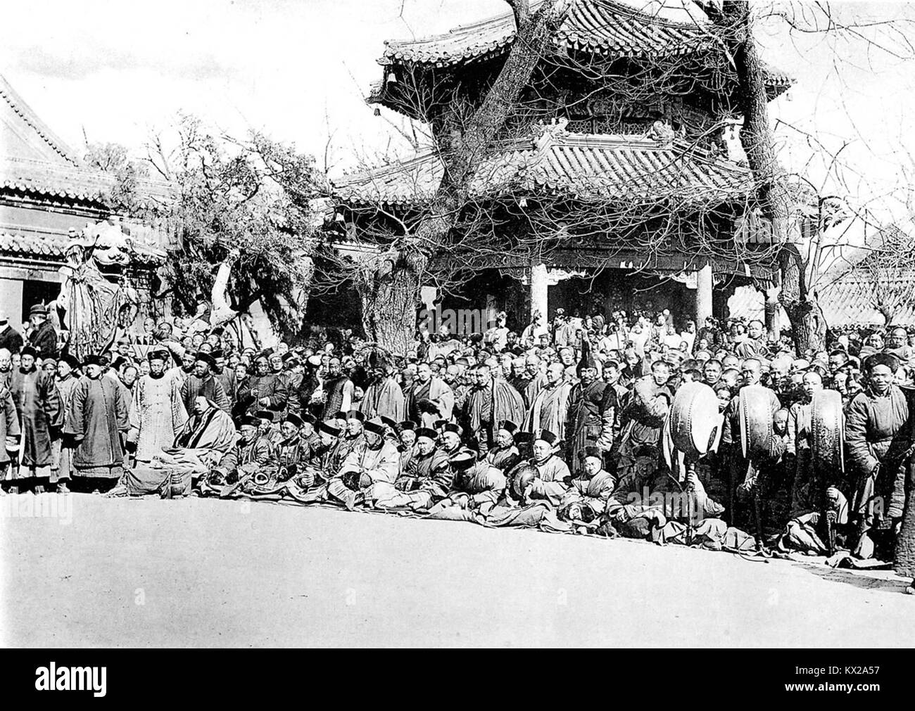 Das Bild zeigt versammelte Lamas beim Yunghokung-Festival der Teufelsvertreibung während Neujahr, wobei religiöse Rituale und die Anwesenheit großer Menschenmassen im Tempelhof gezeigt werden. Stockfoto