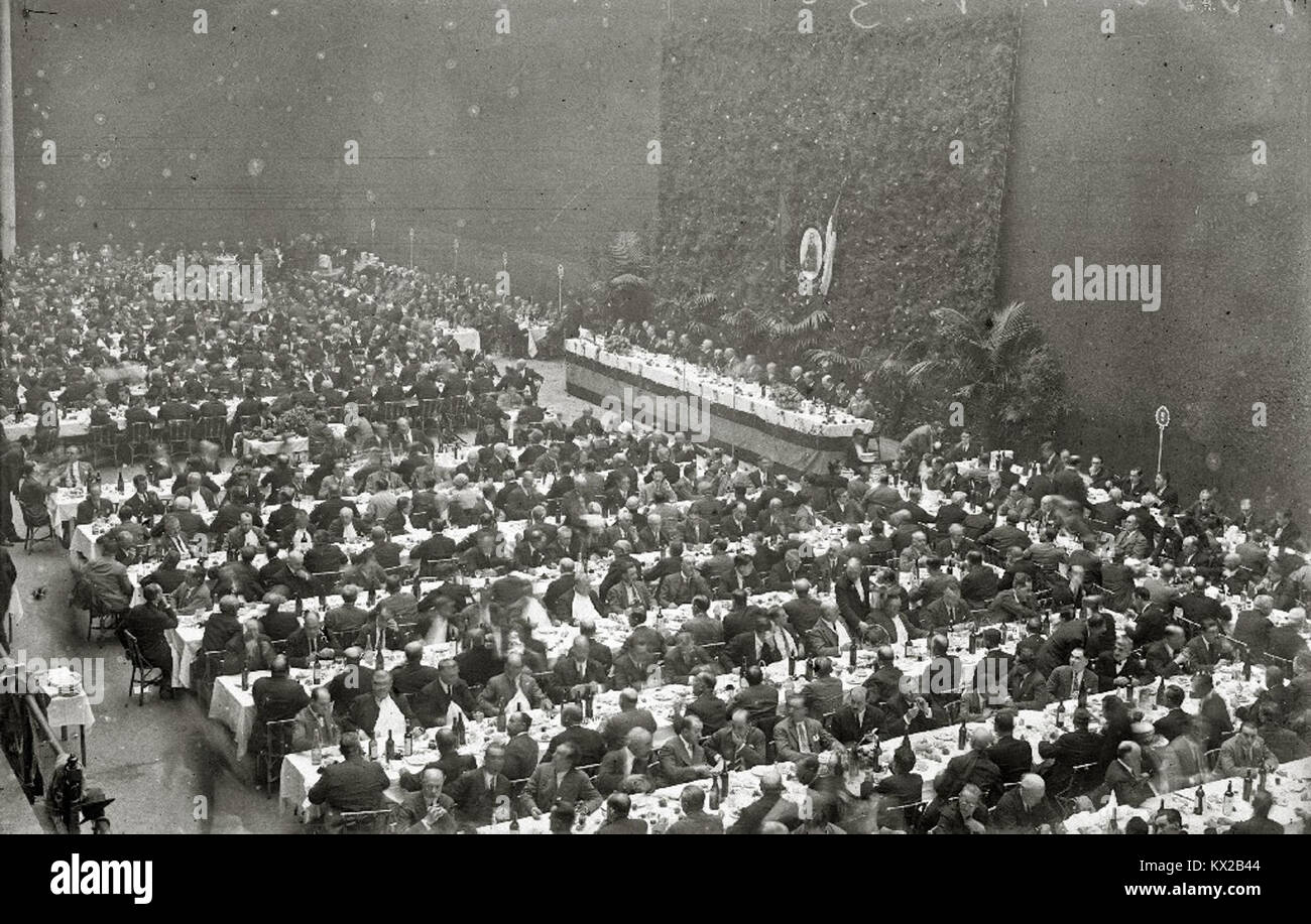 Dieses Foto zeigt General Miguel Primo de Rivera, der bei einem Essen an vorderster Front eine Rede hält, die den politischen und militärischen Kontext des Spanischen Bürgerkriegs widerspiegelt. Stockfoto