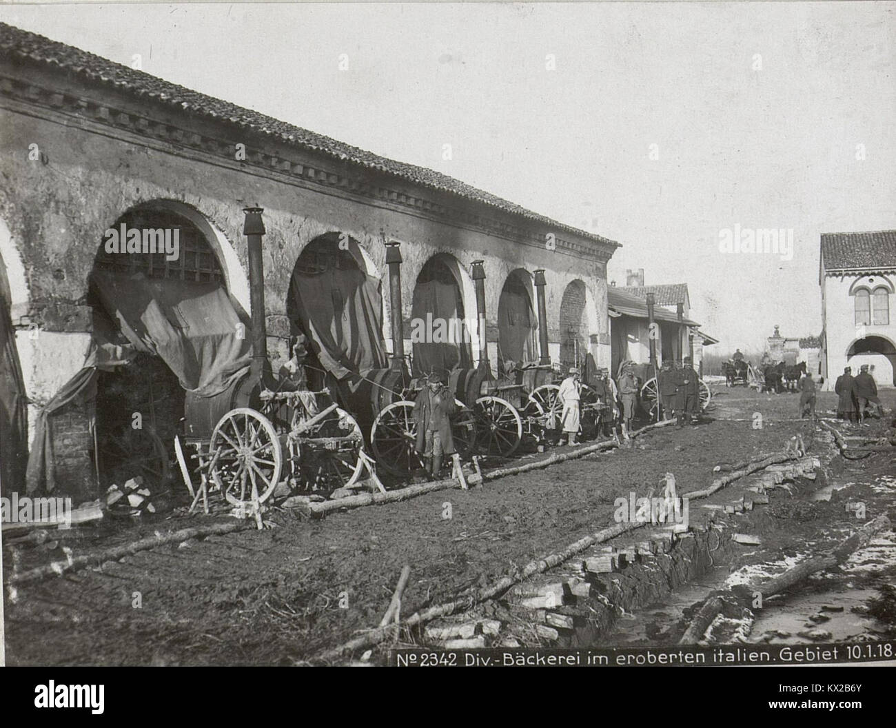 Am 10. Januar 1918 war eine deutsche Feldbäckerei im besetzten Italien tätig, die mobile Brotbackausrüstung und Militärpersonal zeigte, die an der italienischen Front in der Nahrungsmittelproduktion tätig waren. Stockfoto
