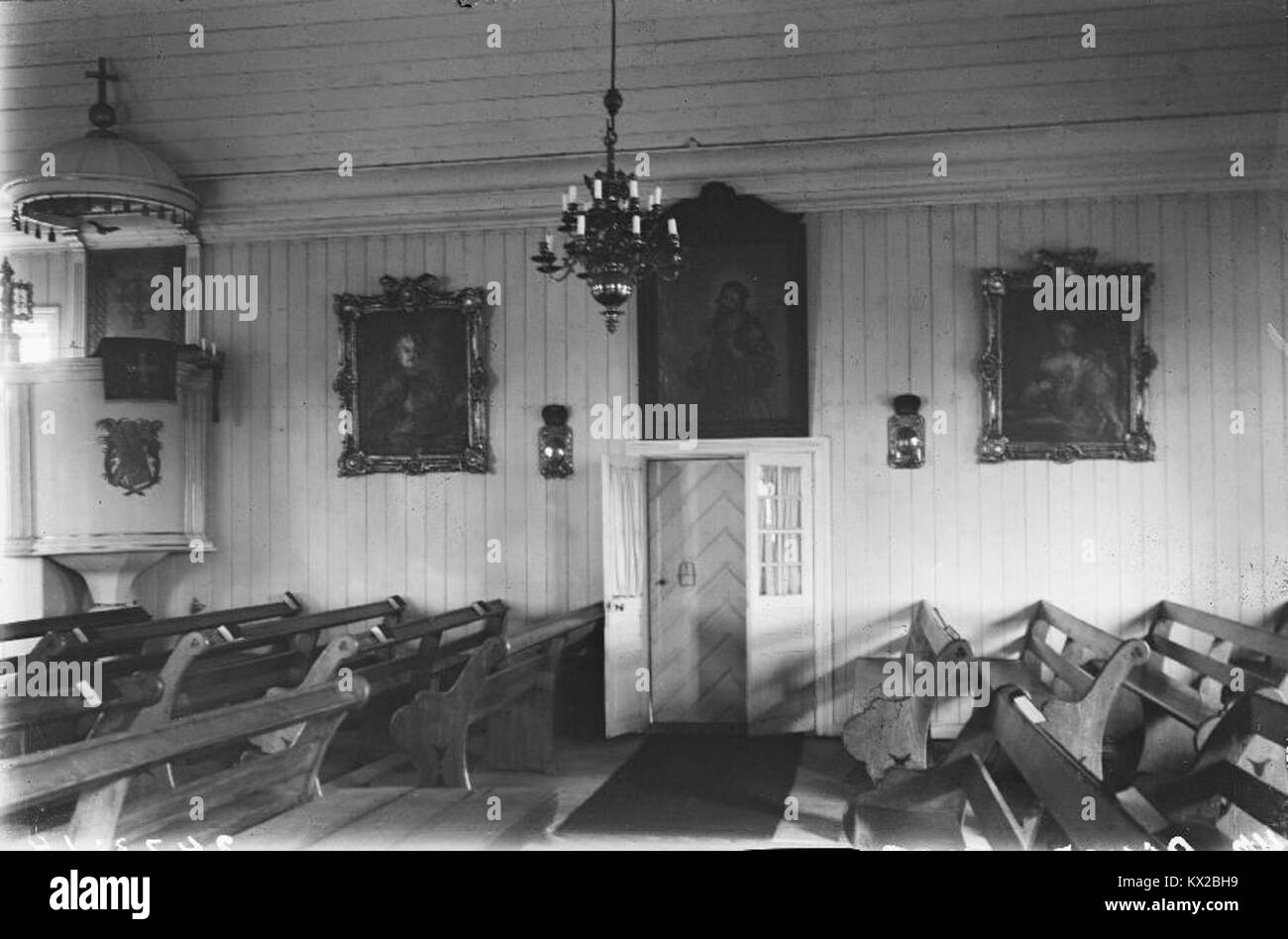 Die Kirche Djurö in Schweden zeigt eine Seitenansicht, die ihre architektonischen Merkmale hervorhebt. Die Kirche befindet sich in der Nähe von Kyrkviken auf Djurö, wenige Kilometer hinter der Djurö-Brücke, kurz vor dem Betreten des Dorfes Djurhamn. Stockfoto