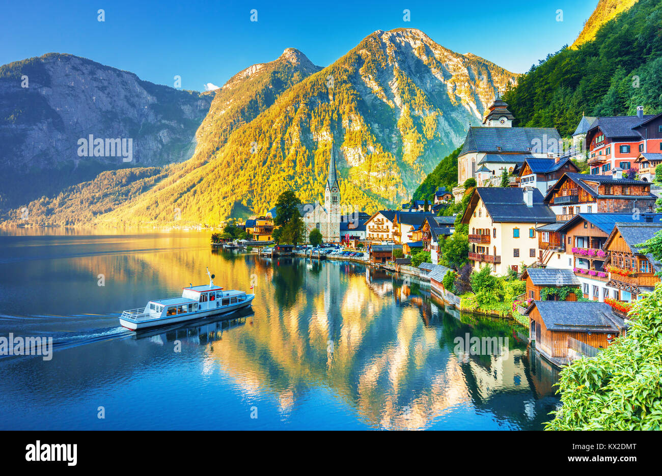 Malerische Postkarte Blick auf berühmte Hallstatt Mountain Village in den österreichischen Alpen im schönen Abendlicht bei Sonnenuntergang im Sommer, Salzkammergut r Stockfoto