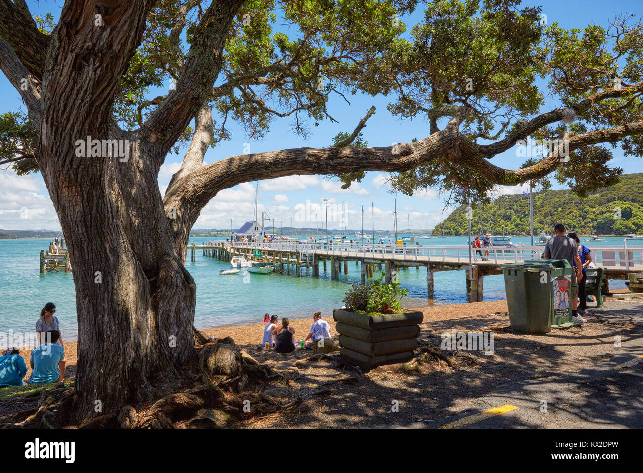 Der Strand und die Wharf, Karorareka Bay, The Strand, Russell, North Island, Neuseeland Stockfoto