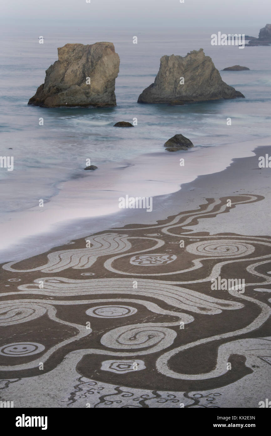 Rising Tide löscht temporäre sand Design, Bandon Beach, Oregon Küste Stockfoto