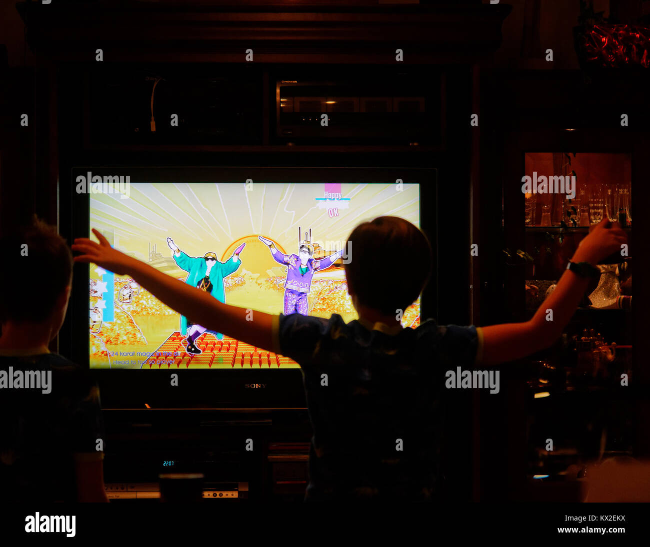 Ein Junge (9 Jahre alten) tanzen vor dem Fernsehgerät mit dem PlayStation 4-Spiel nur Tanz Stockfoto