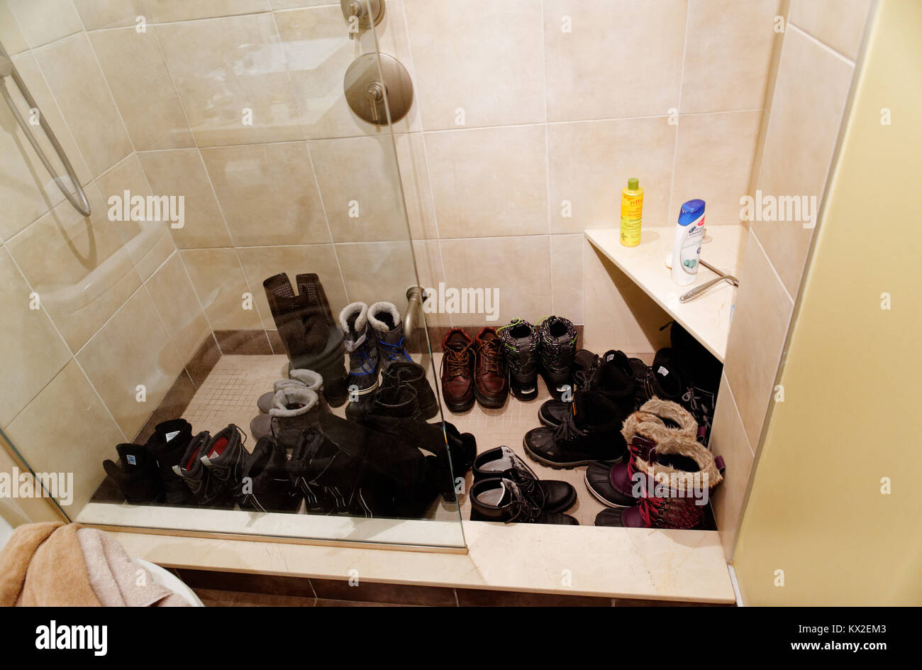 Besucher im Winter in Québec - viele Paar Stiefel in die Dusche legen, um die Halle reinigen Stockfoto