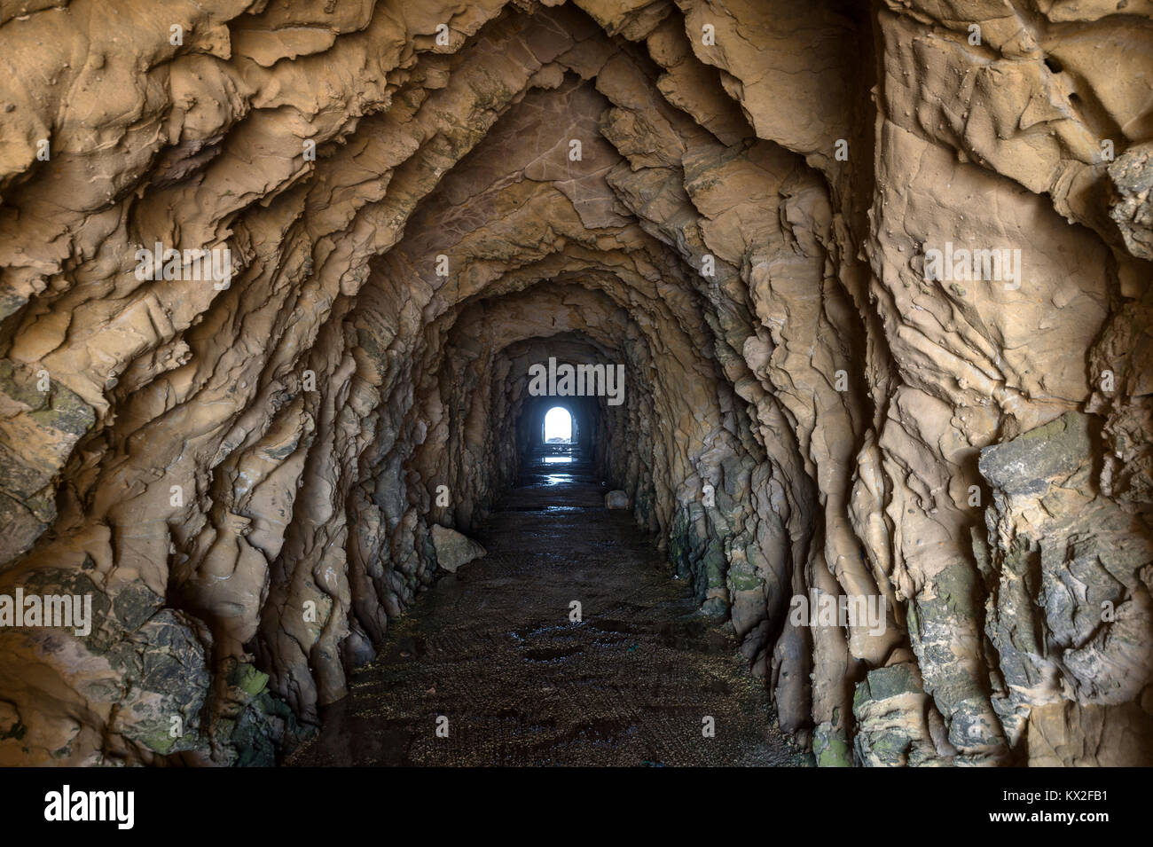 Rock Tunnel bei São Martinho do Porto, Portugal. Vom Hafen durch die Klippen auf den Atlantischen Ozean. Stockfoto