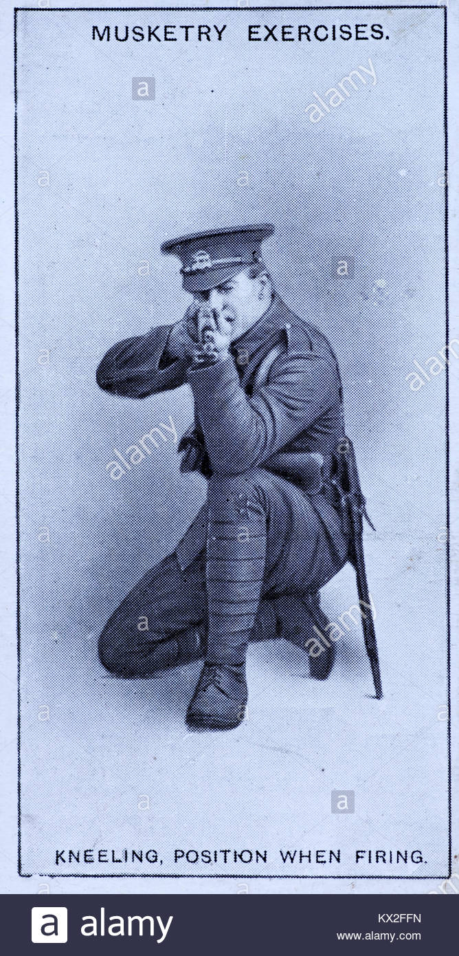 Feld Signale - Musketry Übungen - knienden Position beim Brennen Stockfoto