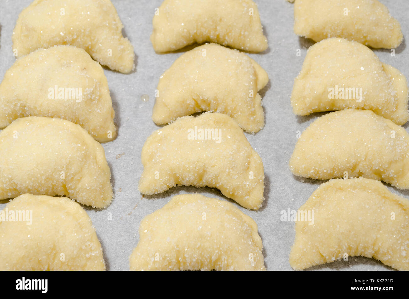 Satz von hausgemachten süßen Hefe Croissants während der Vorbereitung, fertig zu backen. Stockfoto