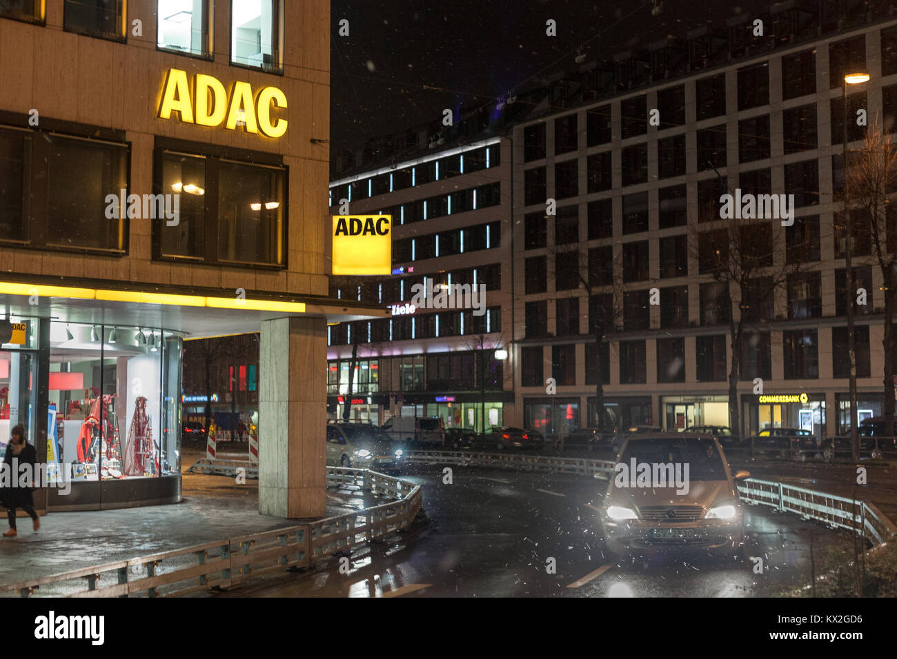 München, Deutschland - Dezember 17, 2017: ADAC-Logo auf ihren downtown München Büro während einer verschneiten Nacht genommen. Der ADAC ist der größte Automobilclub i Stockfoto