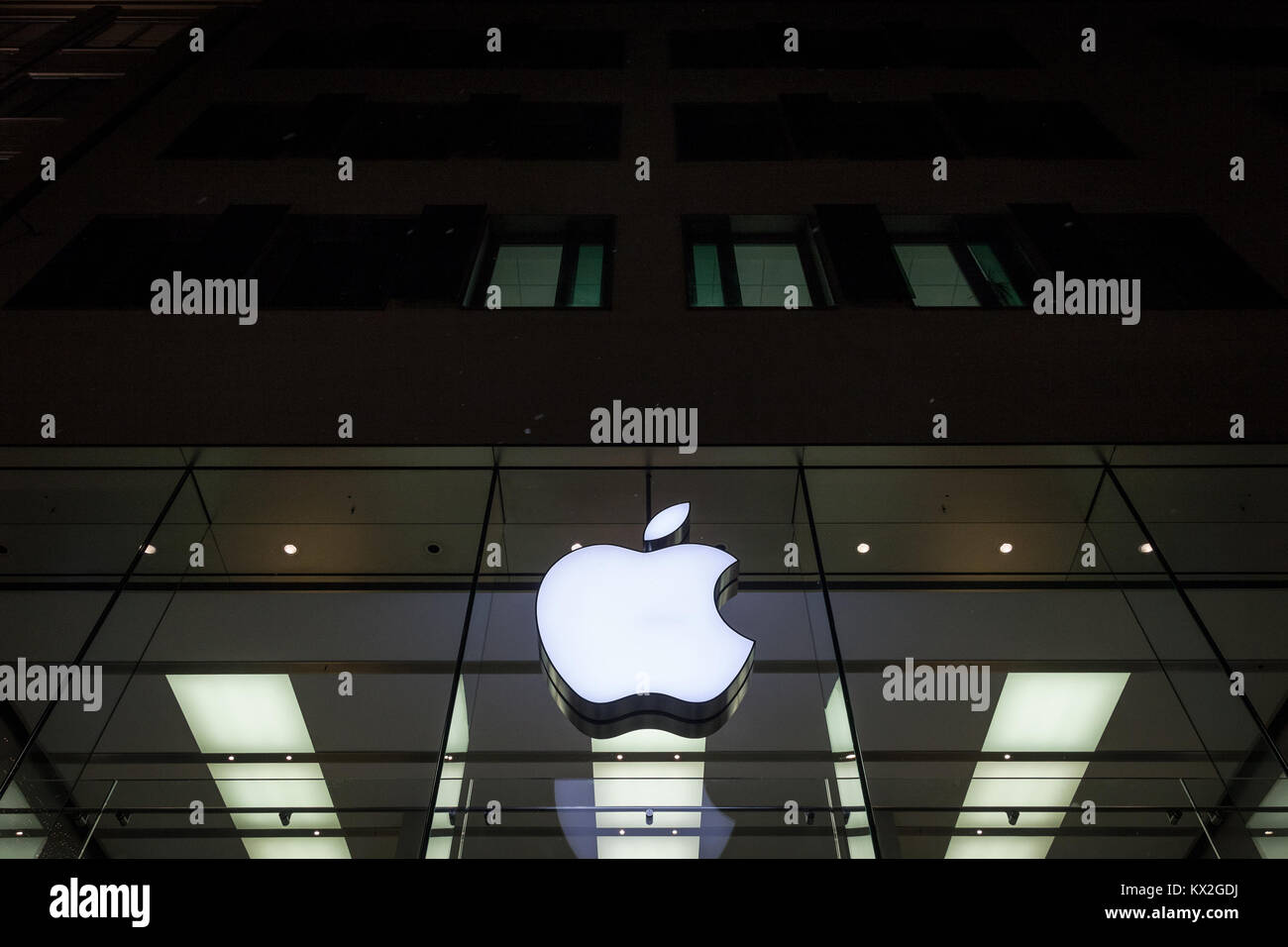 München, Deutschland - Dezember 17, 2017: Apple Logo auf München Apple Store während einer verschneiten Nacht genommen. Apple Store ist eine Kette von Einzelhandelsgeschäften und op Stockfoto