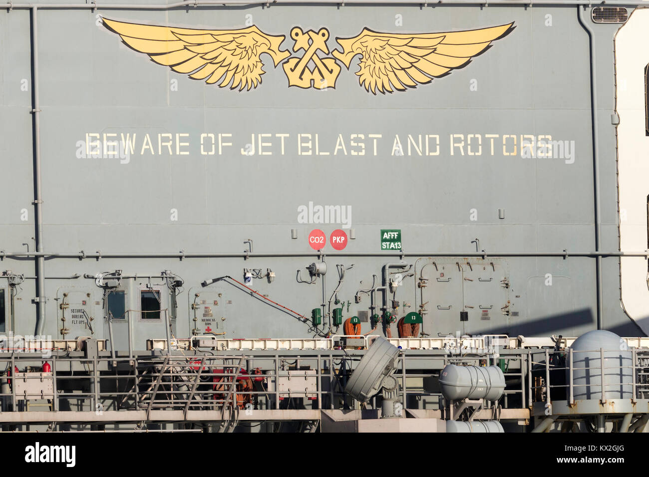 Vorsicht vor jet Blast und Rotoren Zeichen an Deck der USS BONHOMME RICHARD (LHD-6) Wasp-Klasse amphibischen Assa Stockfoto