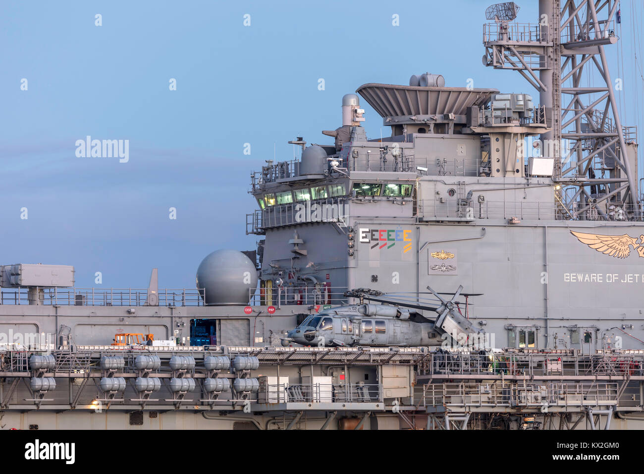 Melbourne, Australien - 30. August 2017: Sikorsky MH-60 (SH-60) Seahawk Hubschrauber von der United States Navy auf dem Deck der ungebundenen Staaten Marine Wasp s Stockfoto