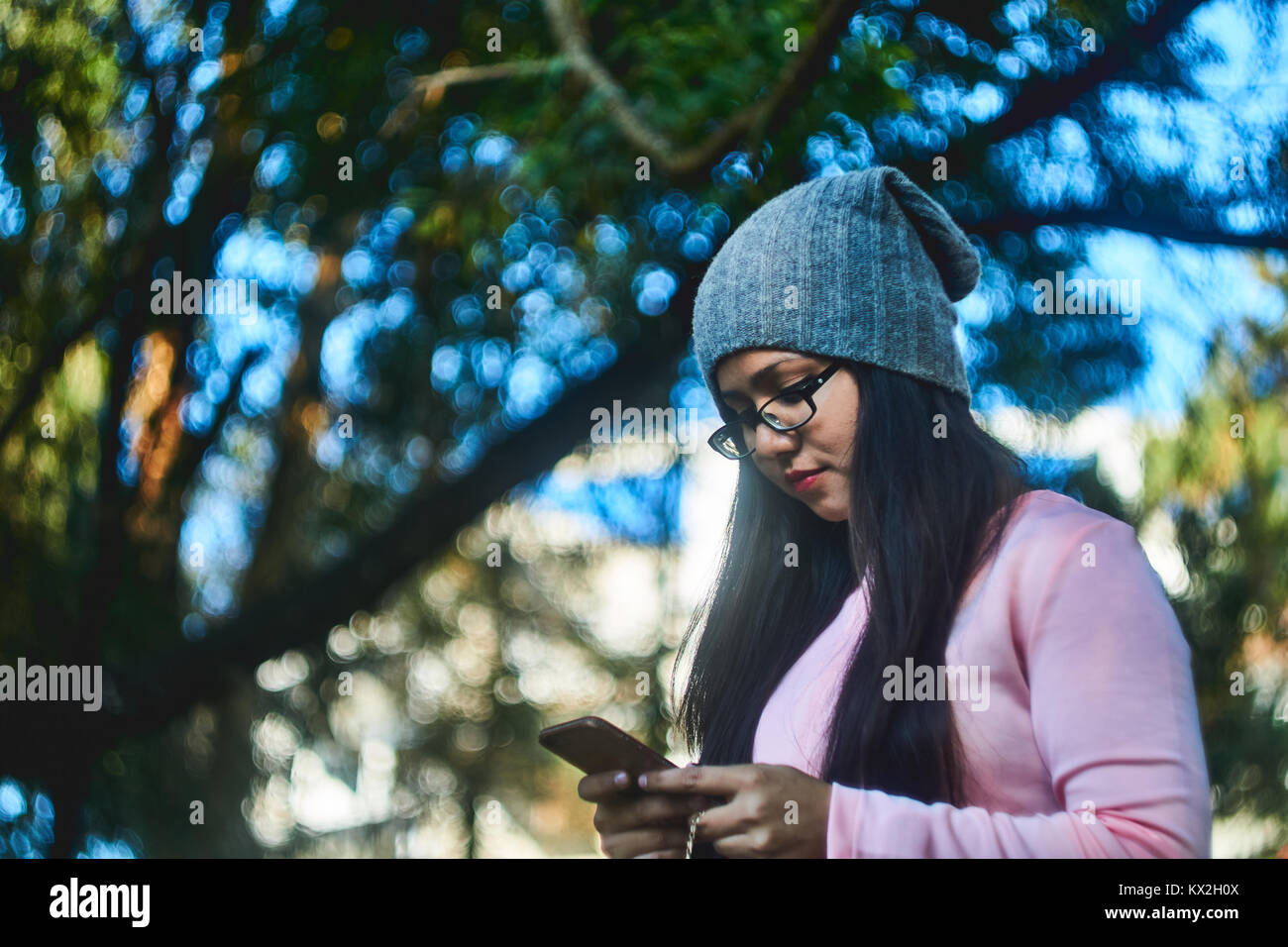 Mädchen suchen auf Ihr Telefon. Stockfoto