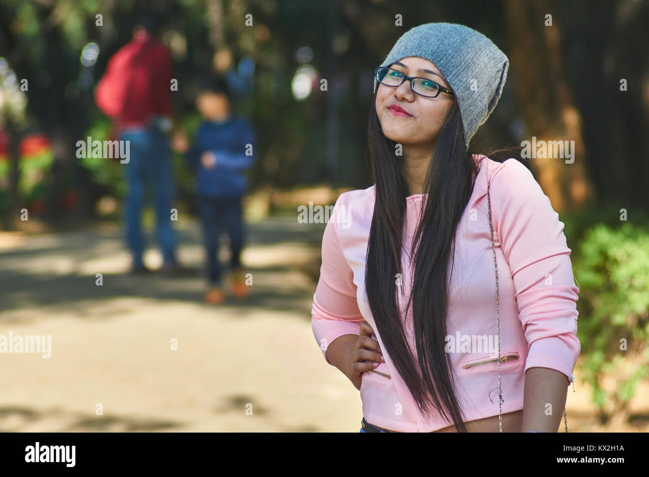 Mädchen mit Brille in die Kamera schaut. Stockfoto