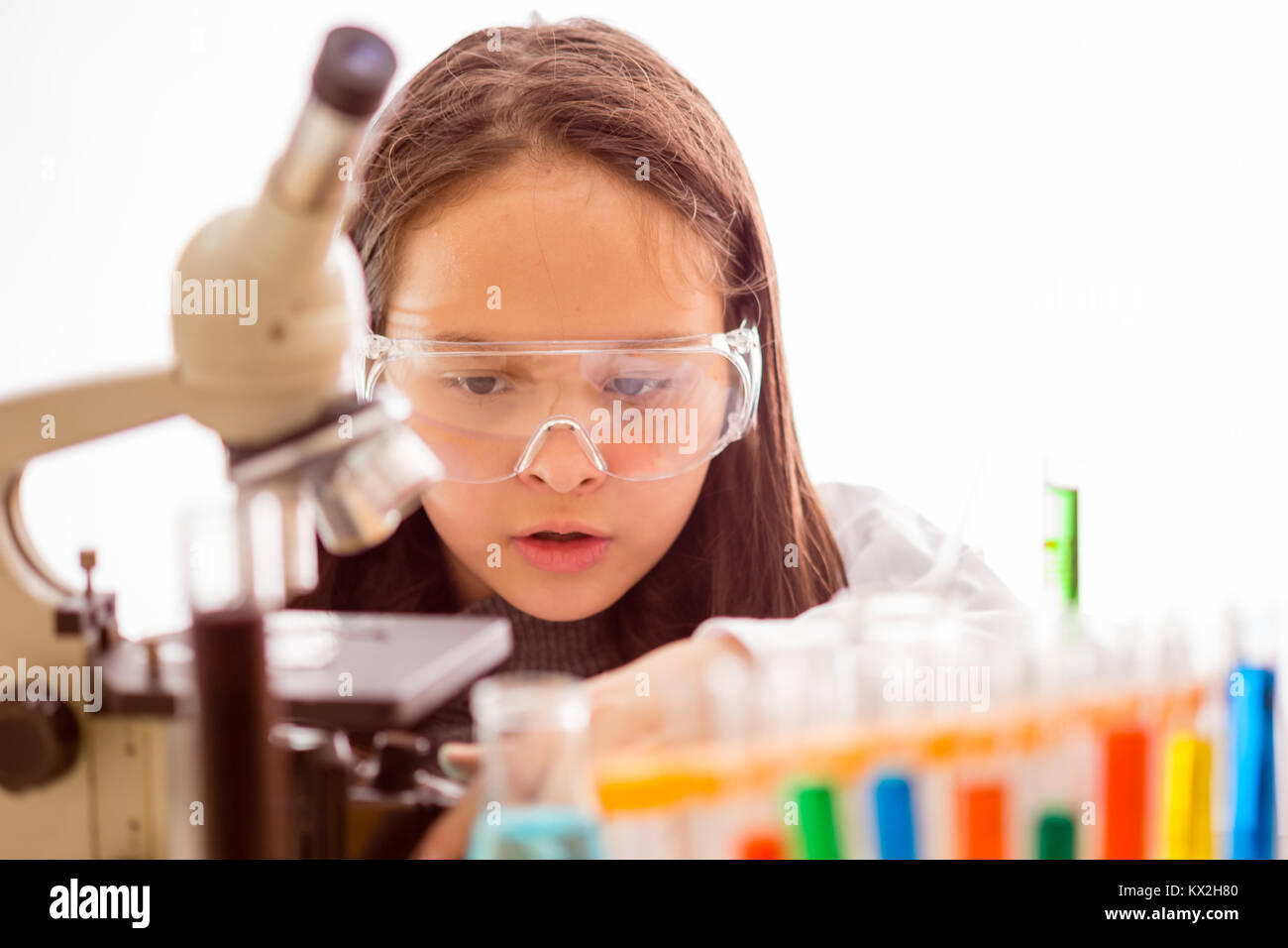 Asiatische amerikanische Kind Wissenschaftler tun Wissenschaft Experiment mit Mikroskop Stockfoto