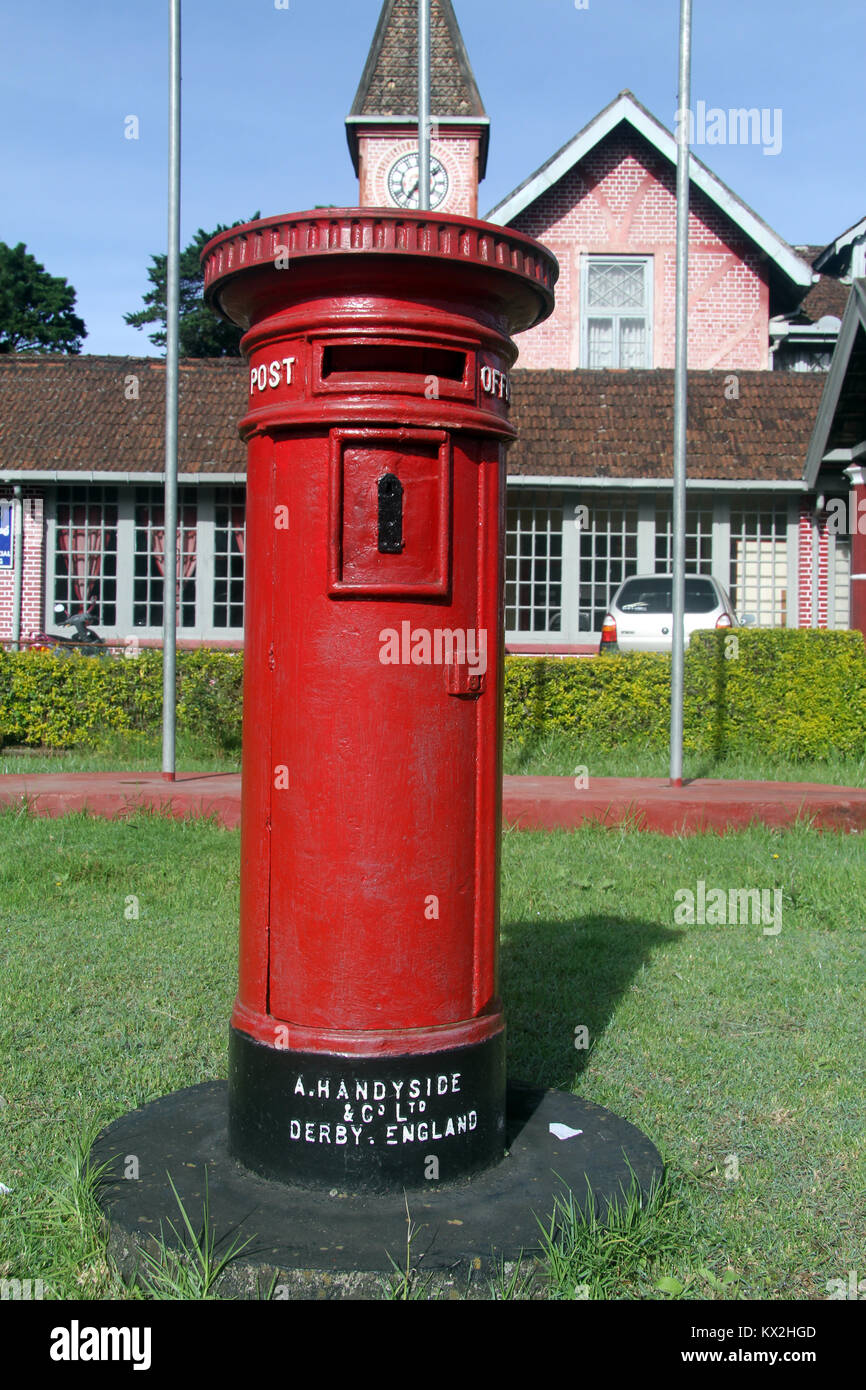 Traditionelle englische Post Box in der Nähe von Büro in Nuwara Eliya, Sri Lanka Stockfoto